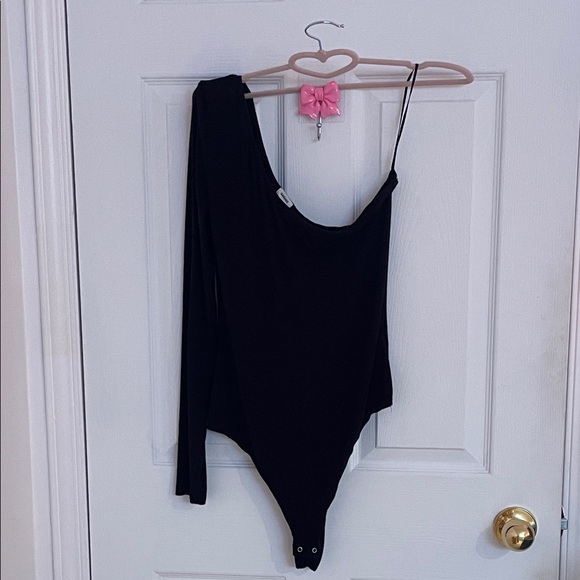 🖤GARAGE Black One-Shoulder Bodysuit - Picture 2 of 6